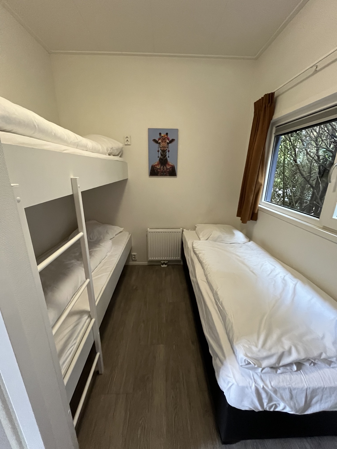 Slaapkamer met eenpersoonsbed en stapelbed