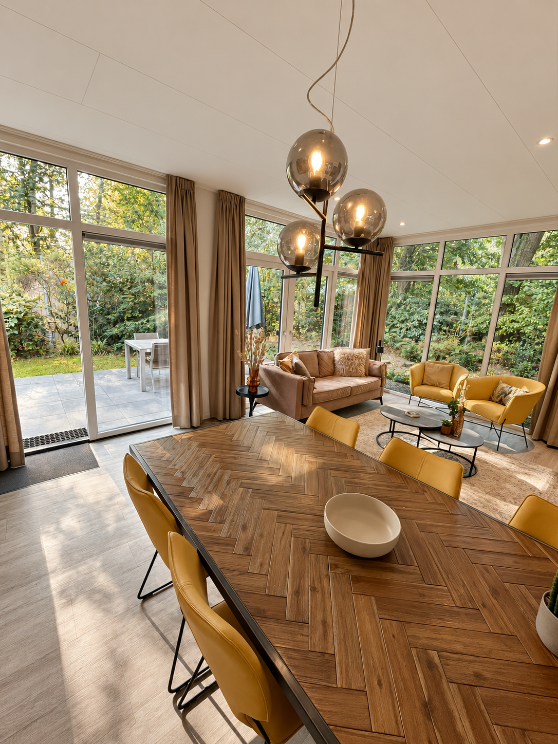 Eettafel en zithoek met glazen hanglamp