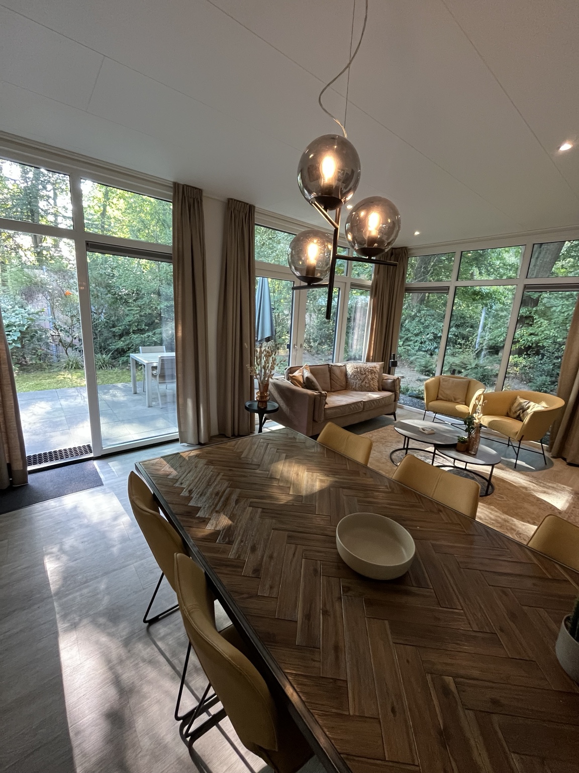 Eettafel en zithoek met glazen hanglamp