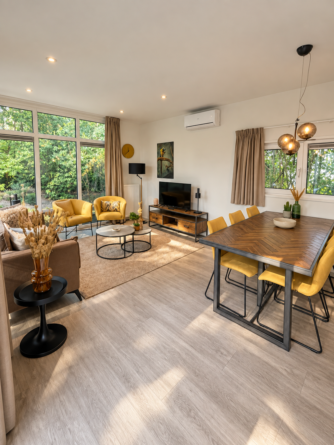 Woonkamer met zithoek, eettafel en grote ramen